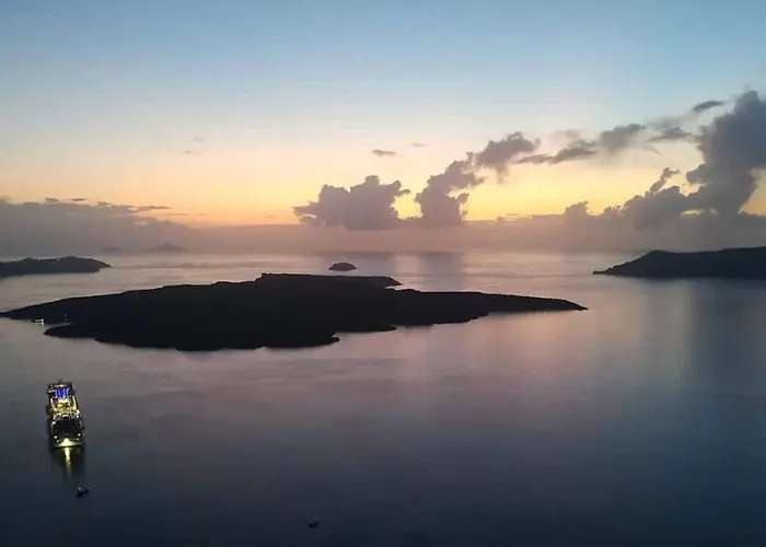 & Me Fira (Santorini)