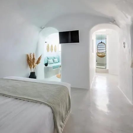 & Me Aparthotel Fira (Santorini)