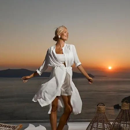 & Me Aparthotel Fira (Santorini)