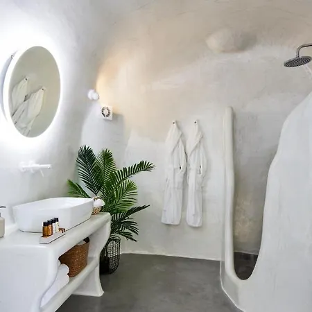 & Me Aparthotel Fira (Santorini)